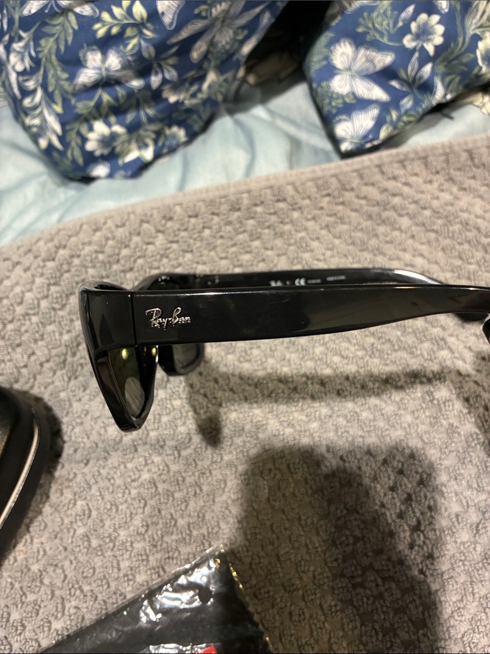 Ray Ban 4194 Sunglasses Black Frame Black Lenses - Picture 3 of 9